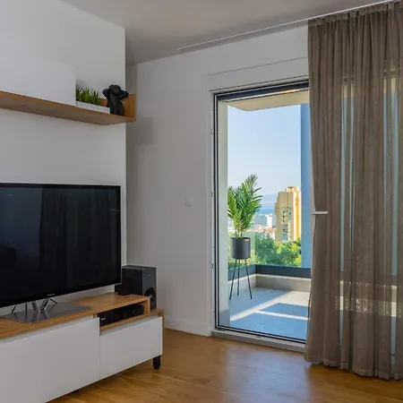 - Free Parking In Garage , Seaview , Quiet Neighbourhood