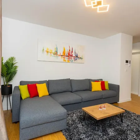 - Free Parking In Garage , Mountain And Seaview , Quiet Neighbourhood Апартаменти