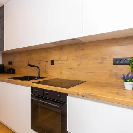 - Free Parking In Garage , Seaview , Quiet Neighbourhood *