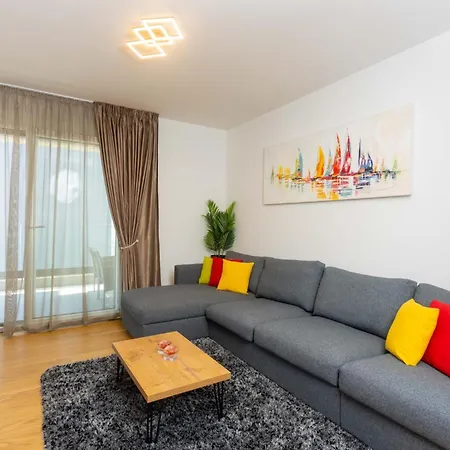 Apartment - Free Parking In Garage , Seaview , Quiet Neighbourhood *