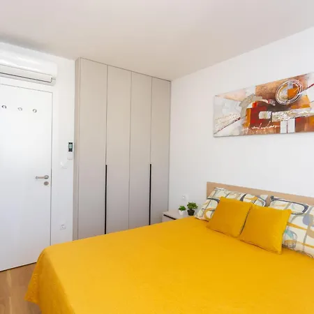 - Free Parking In Garage , Seaview , Quiet Neighbourhood Split