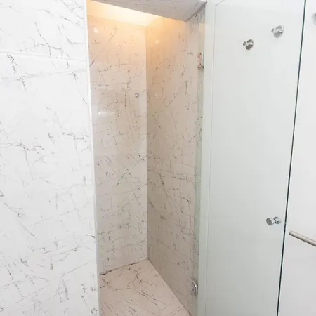 - Free Parking In Garage , Seaview , Quiet Neighbourhood * Split