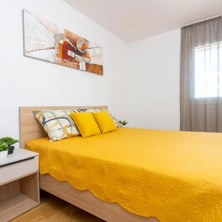 - Free Parking In Garage , Seaview , Quiet Neighbourhood Apartment Split