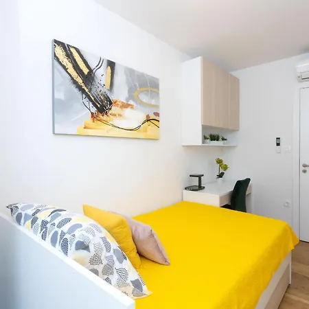 Apartment - Free Parking In Garage , Seaview , Quiet Neighbourhood