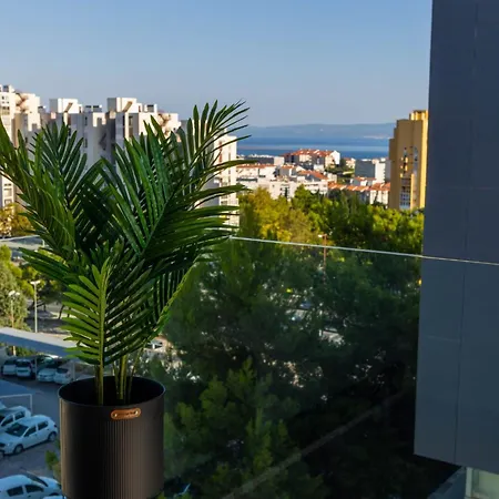 - Free Parking In Garage , Seaview , Quiet Neighbourhood Apartment