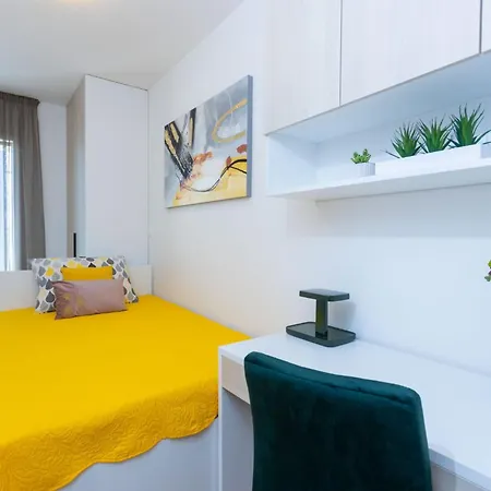 Apartment - Free Parking In Garage , Seaview , Quiet Neighbourhood