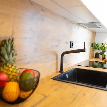 - Free Parking In Garage , Seaview , Quiet Neighbourhood Apartment *