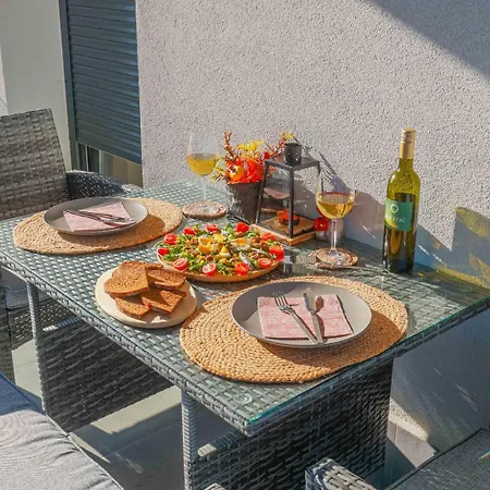 - Free Parking In Garage , Seaview , Quiet Neighbourhood Apartment *