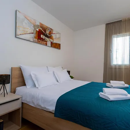 - Free Parking In Garage , Mountain And Seaview , Quiet Neighbourhood Apartament