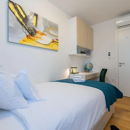 Apartament - Free Parking In Garage , Mountain And Seaview , Quiet Neighbourhood *