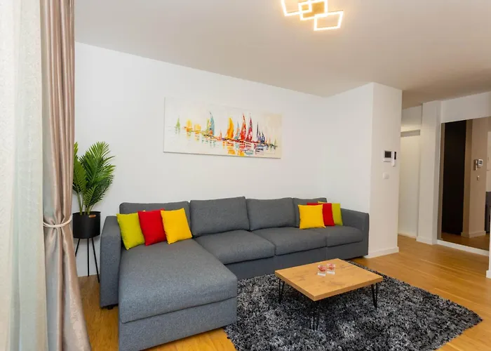 - Free Parking In Garage , Mountain And Seaview , Quiet Neighbourhood Apartament