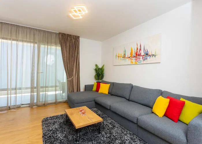 Apartament - Free Parking In Garage , Mountain And Seaview , Quiet Neighbourhood *