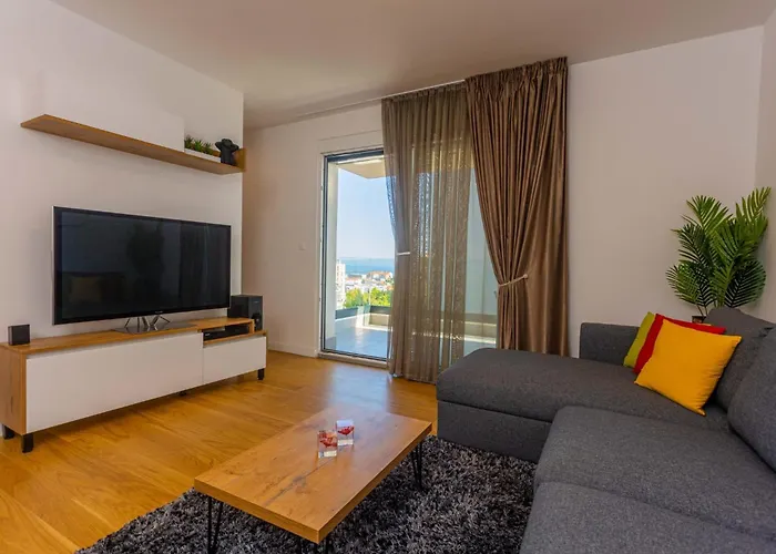 - Free Parking In Garage , Mountain And Seaview , Quiet Neighbourhood Split