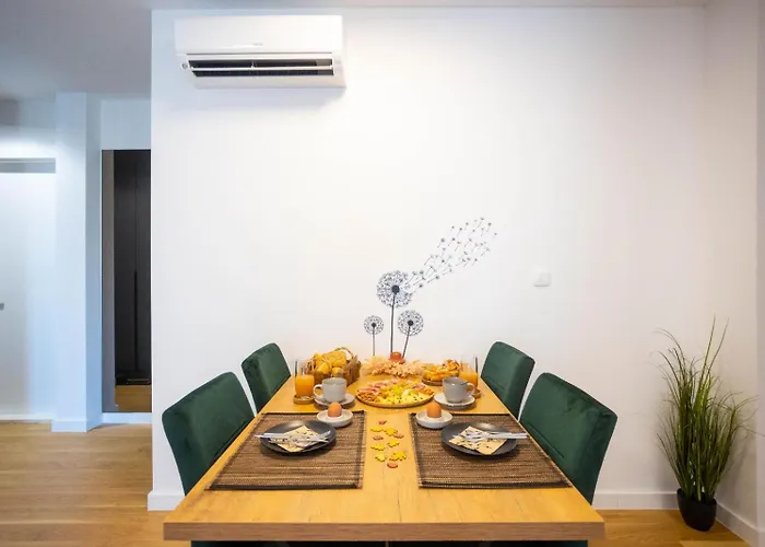 Apartament - Free Parking In Garage , Mountain And Seaview , Quiet Neighbourhood *
