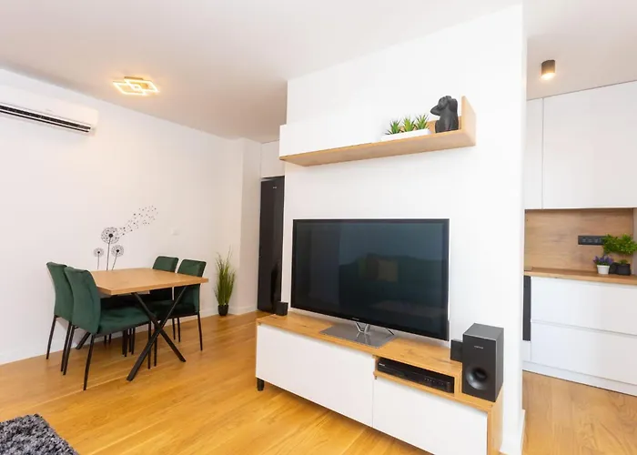 - Free Parking In Garage , Mountain And Seaview , Quiet Neighbourhood Apartament *