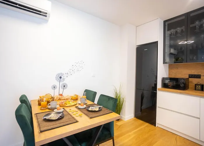 - Free Parking In Garage , Mountain And Seaview , Quiet Neighbourhood Apartament *