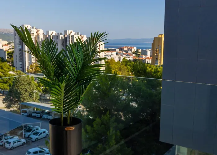 - Free Parking In Garage , Mountain And Seaview , Quiet Neighbourhood Apartament