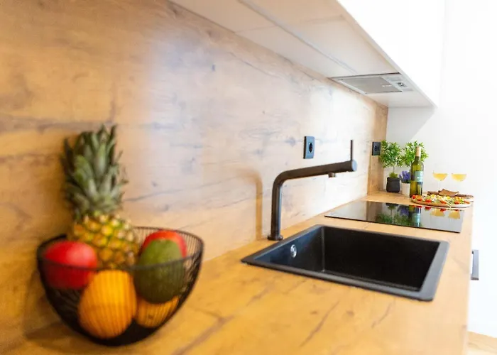 - Free Parking In Garage , Mountain And Seaview , Quiet Neighbourhood Apartament *