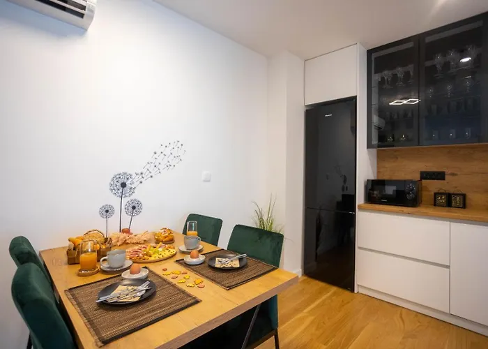 - Free Parking In Garage , Mountain And Seaview , Quiet Neighbourhood Apartament