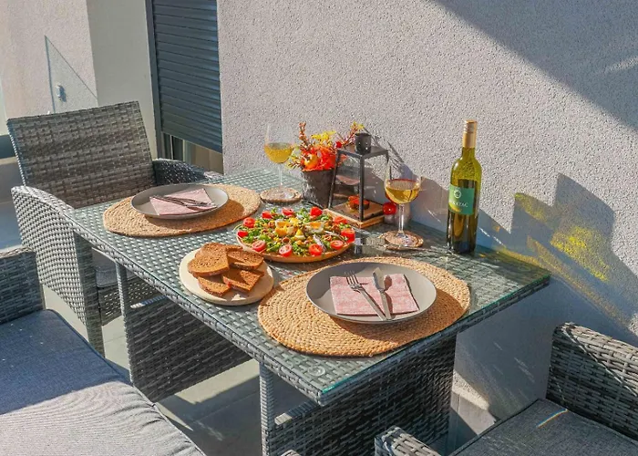- Free Parking In Garage , Mountain And Seaview , Quiet Neighbourhood Apartament *
