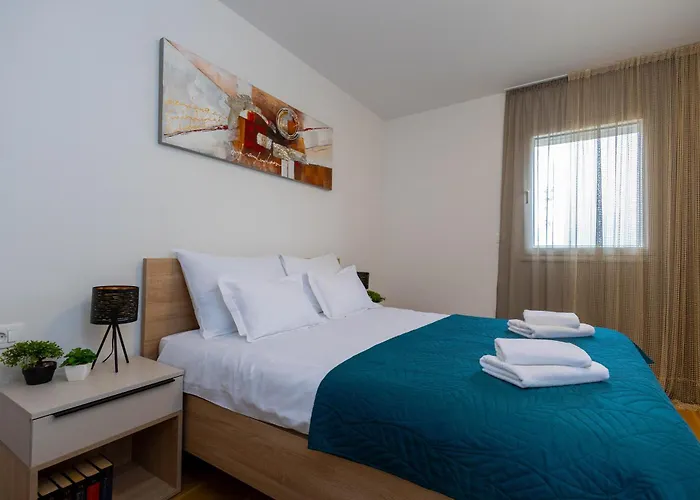 - Free Parking In Garage , Mountain And Seaview , Quiet Neighbourhood Apartament