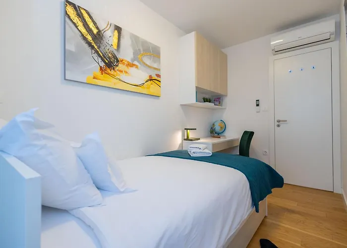 Apartament - Free Parking In Garage , Mountain And Seaview , Quiet Neighbourhood *